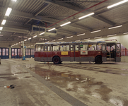 805205 Afbeelding van een schoongewassen autobus van het Gemeentelijk Vervoerbedrijf (G.V.U.) in de remise (Europalaan ...